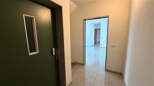 Centrale Appartamento Di 3 Vani & Acc. Buono Stato, Doppia Esposizione e Box.